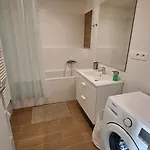 Spacious In The Park דירה