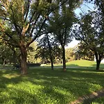 Spacious In The Park דירה *