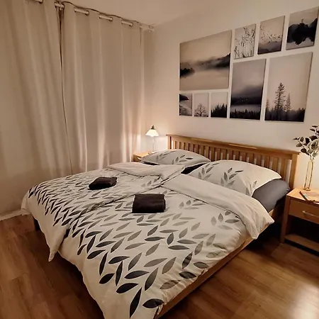 Spacious In The Park Apartment *