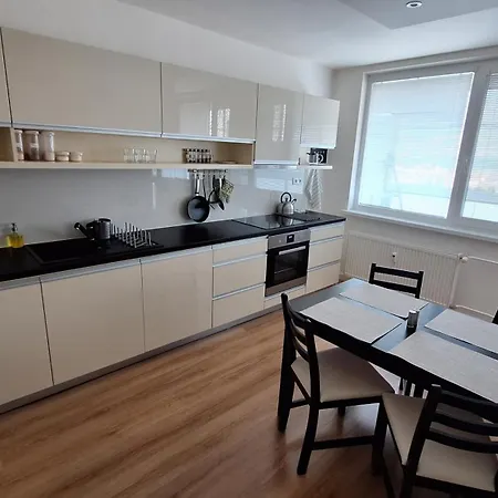 Spacious In The Park Apartment Kosice
